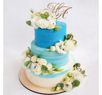Свадебный торт с инициалами и цветами