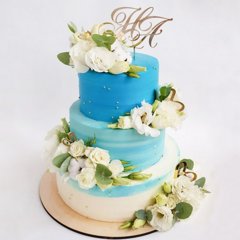 Свадебный торт с инициалами и цветами