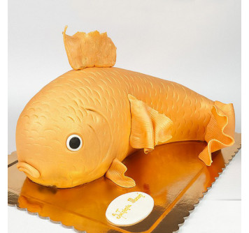 Торт в виде золотой рыбки