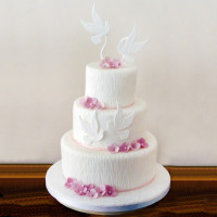 Свадебный торт с белыми голубями