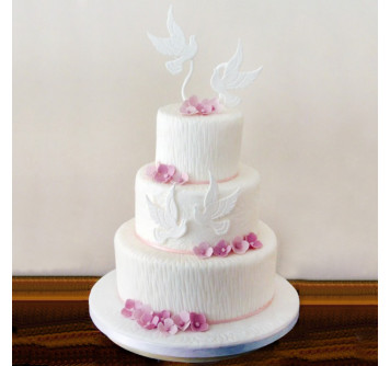 Свадебный торт с белыми голубями