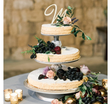 Торт свадебный с фруктами и цветами