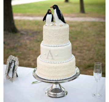 Торт с пингвинчиками и кружевом на свадьбу