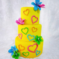 Яркий торт на свадьбу с сердцами