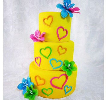 Яркий торт на свадьбу с сердцами