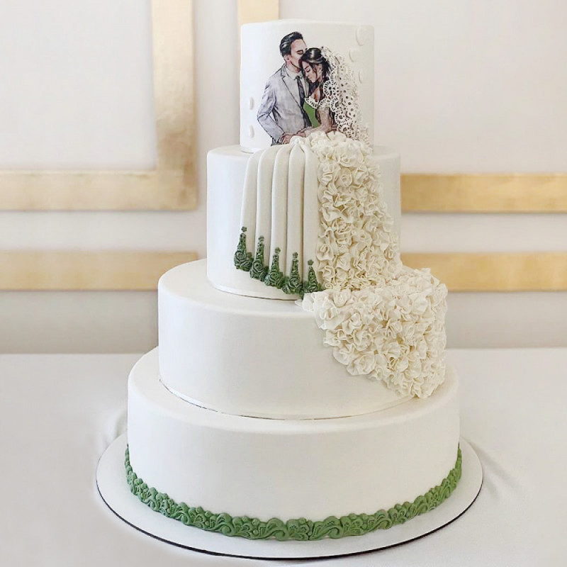 Торт с нарисованными женихом и невестой