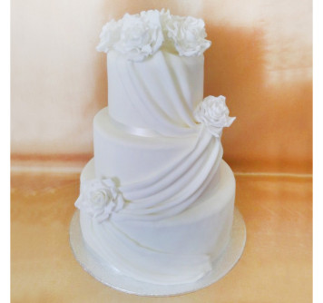 Классический белый торт с драпировкой и цветами
