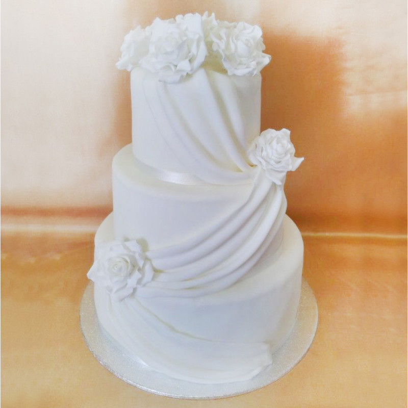 Классический белый торт с драпировкой и цветами