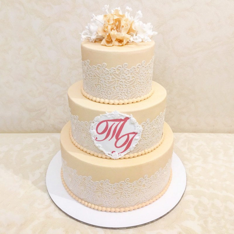Свадебный торт с монограммами жениха и невесты
