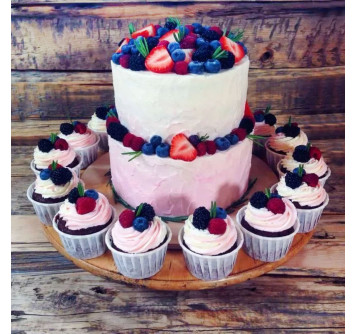 Фруктово-ягодный двухъярусный торт с пирожными