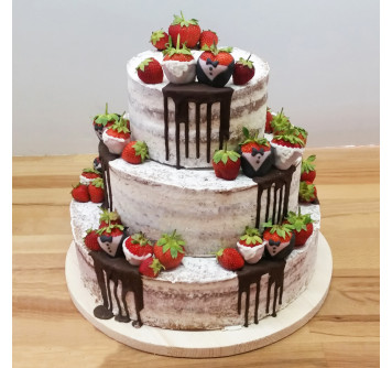Голый свадебный торт с клубникой