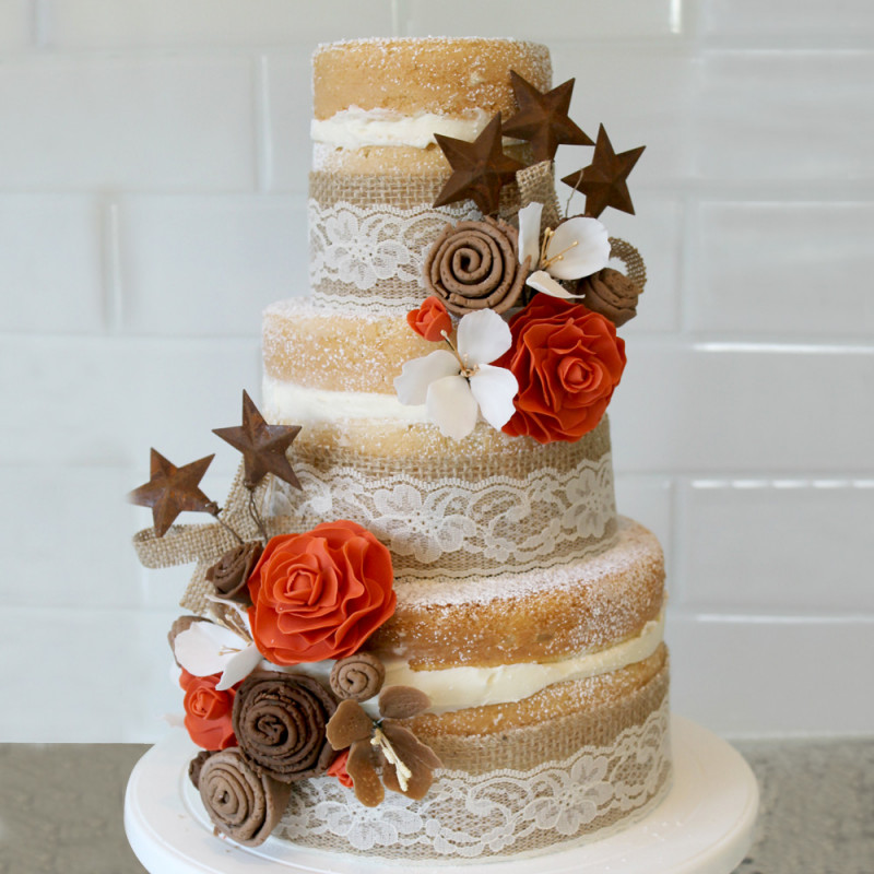 Свадебный торт с кружевом и цветами