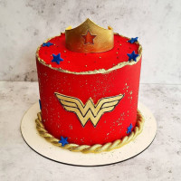 Торт корона и знак Чудо женщины