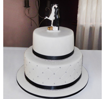 Классический торт на свадьбу с влюбленными