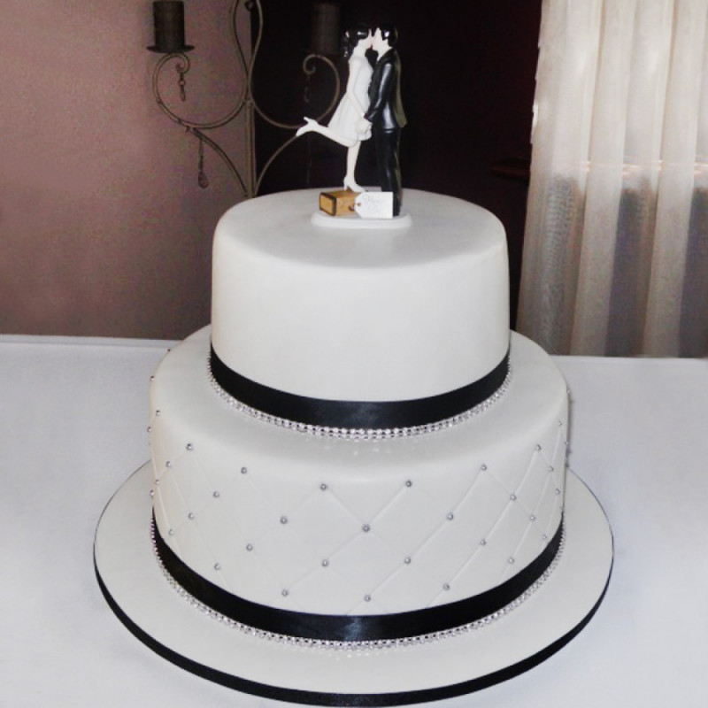Классический торт на свадьбу с влюбленными