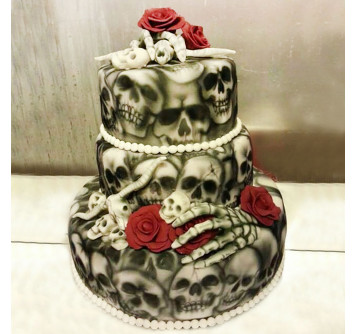 Свадебный торт с костями, черепами и розами