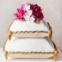 Двухъярусный торт на свадьбу с подушками