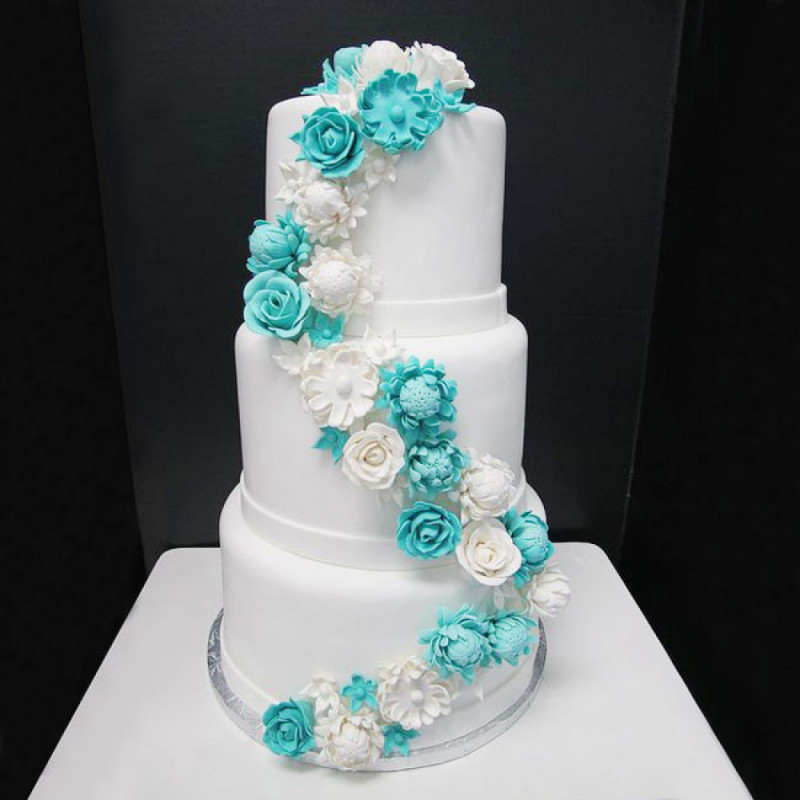 Белый торт с цветочками цвета Тиффани