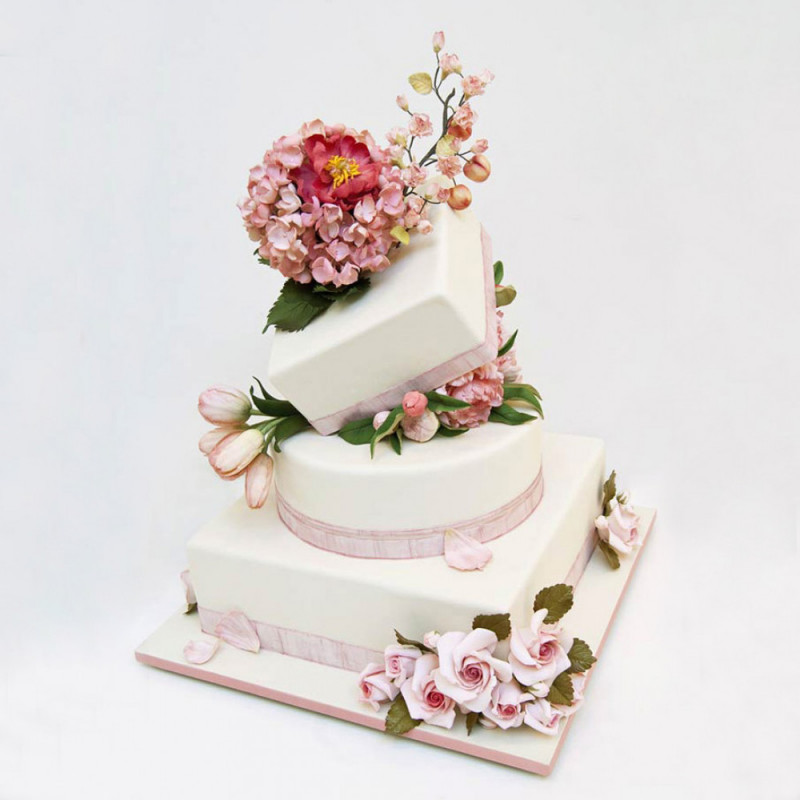 Многоярусный падающий свадебный торт
