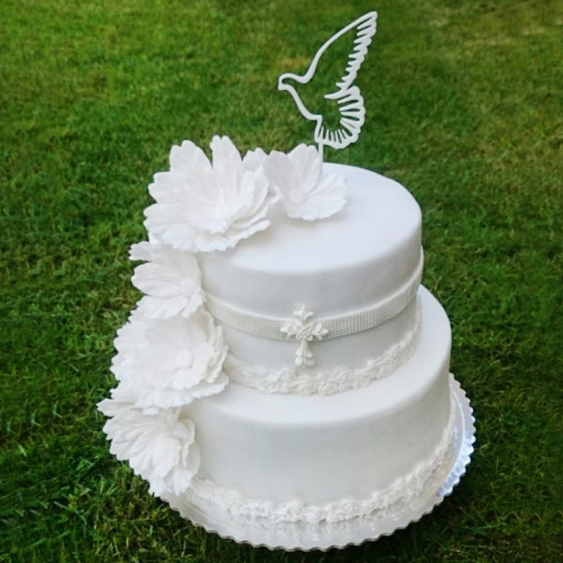 Торт с цветами и голубем на свадьбу