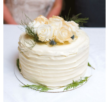 Одноярусный торт на зимнюю свадьбу