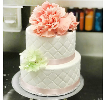 Свадебный торт с бусинами, лентами и цветами