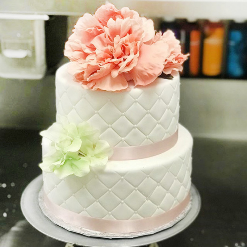 Свадебный торт с бусинами, лентами и цветами