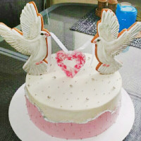 Свадебный торт с фигурками голубей