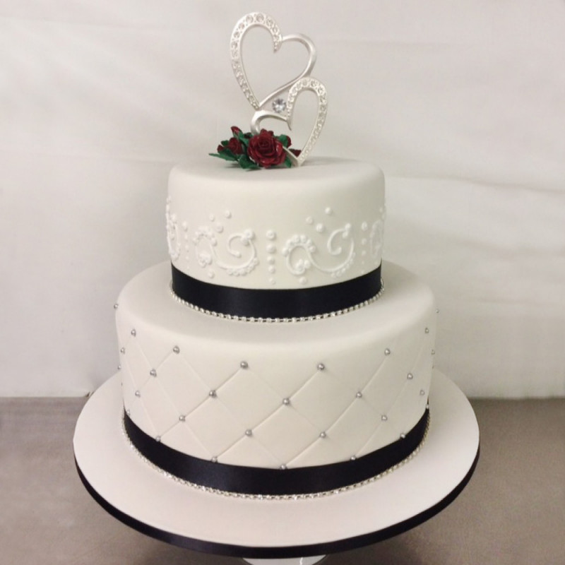 Торт на свадьбу с фигурками сердец