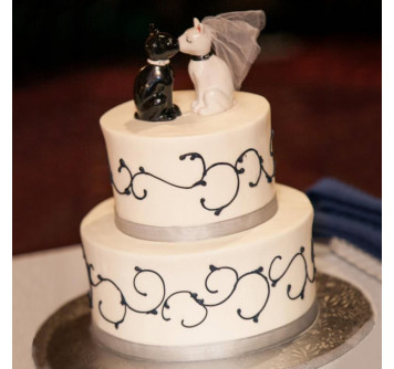 Свадебный торт со статуэтками котов