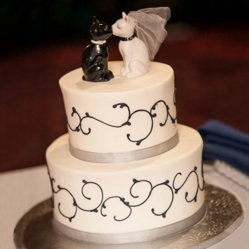 Свадебный торт со статуэтками котов