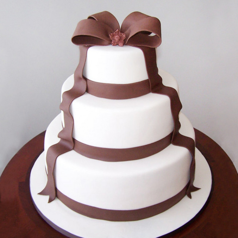 Многоярусный свадебный торт с бантом