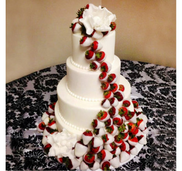 Свадебный торт украшенный клубникой