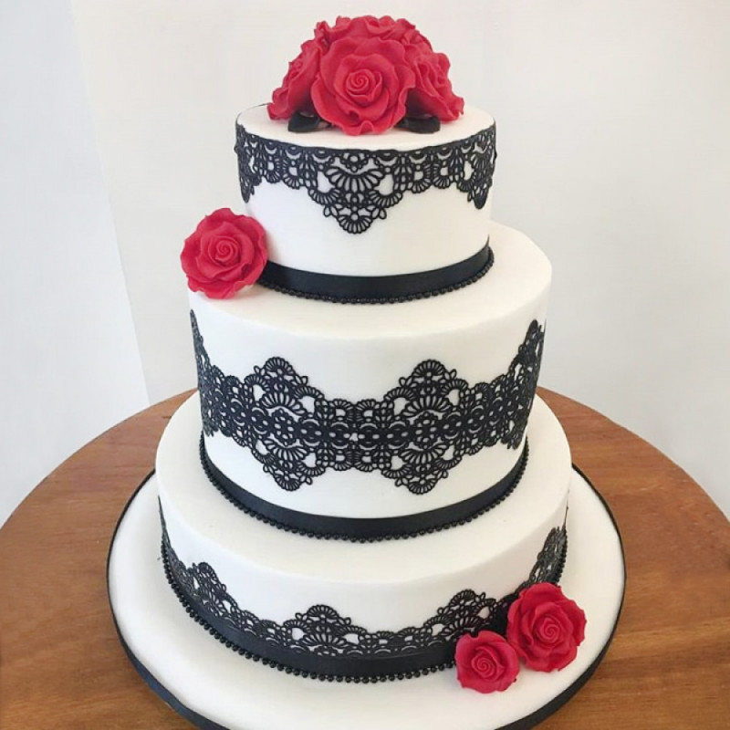 Свадебный торт с черным кружевом