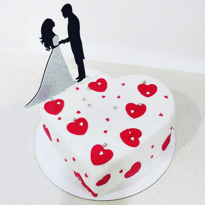 Торт в форме сердца с силуэтом пары