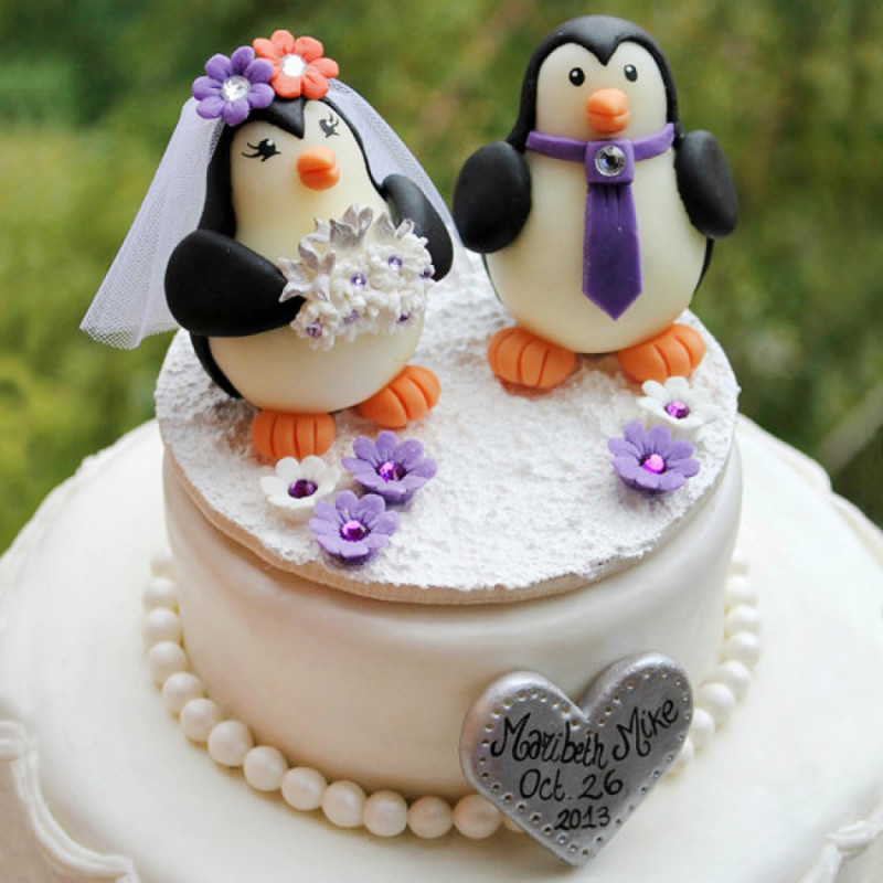 Торт с фигурками пингвинов на свадьбу