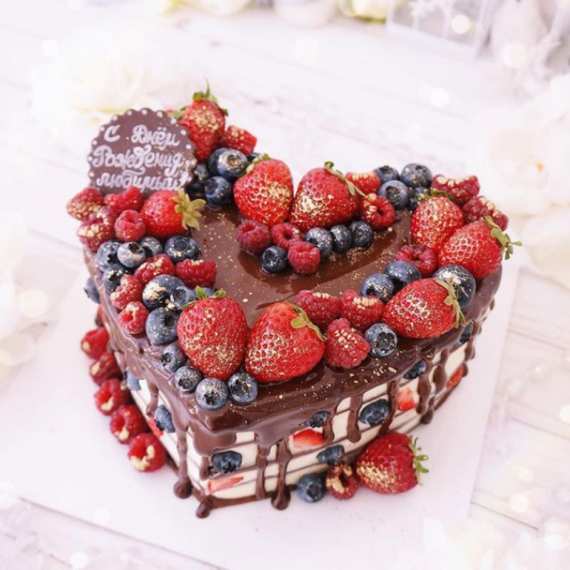 Торт в виде сердца с ягодами