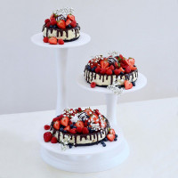 Свадебный торт трехъярусный на подставке