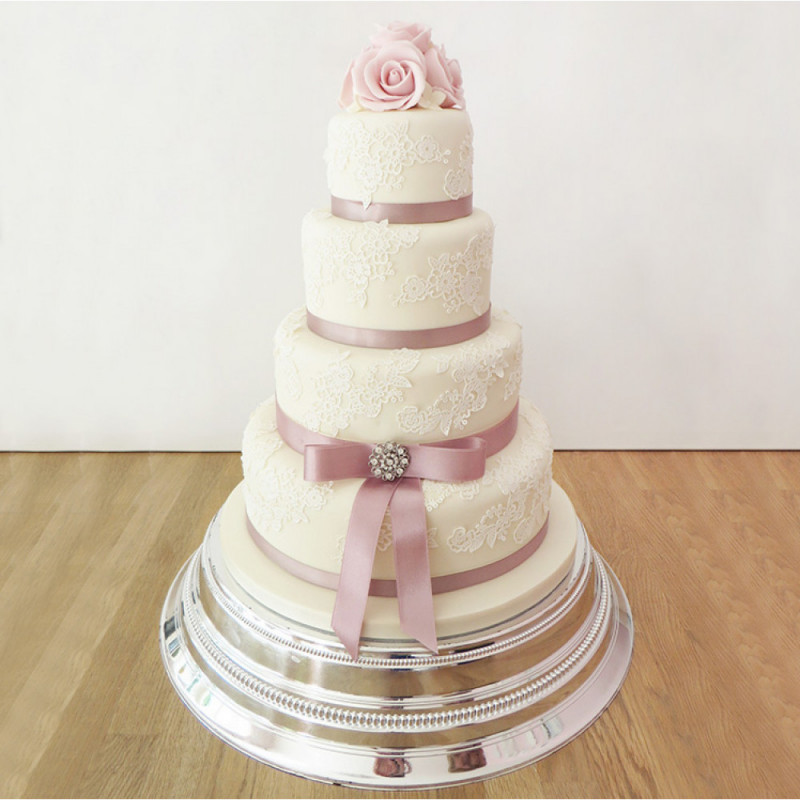Свадебный торт с бантом, лентой и кружевом