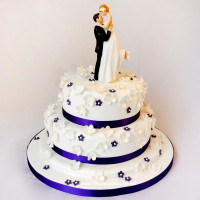 Свадебный торт с фигурками жениха и невесты